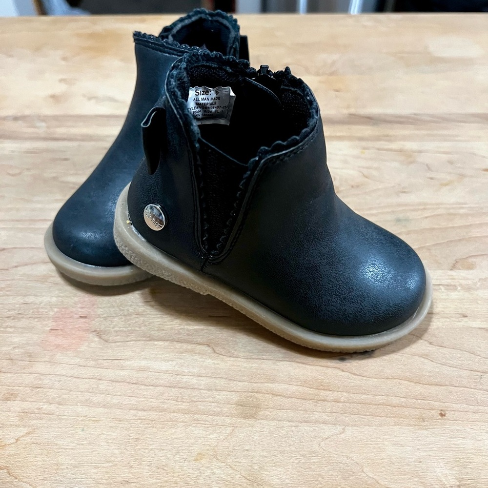 Black ankle boots with leather material and zipper closure